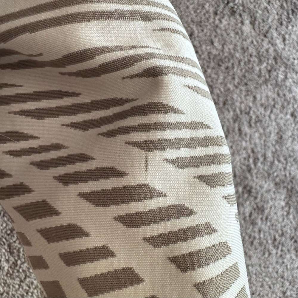 ALO Yoga Gray and White Patterned Cropped Leggings - Picture 7 of 7